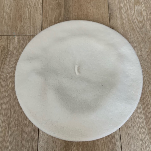 Adorable white beret - Picture 1 of 2